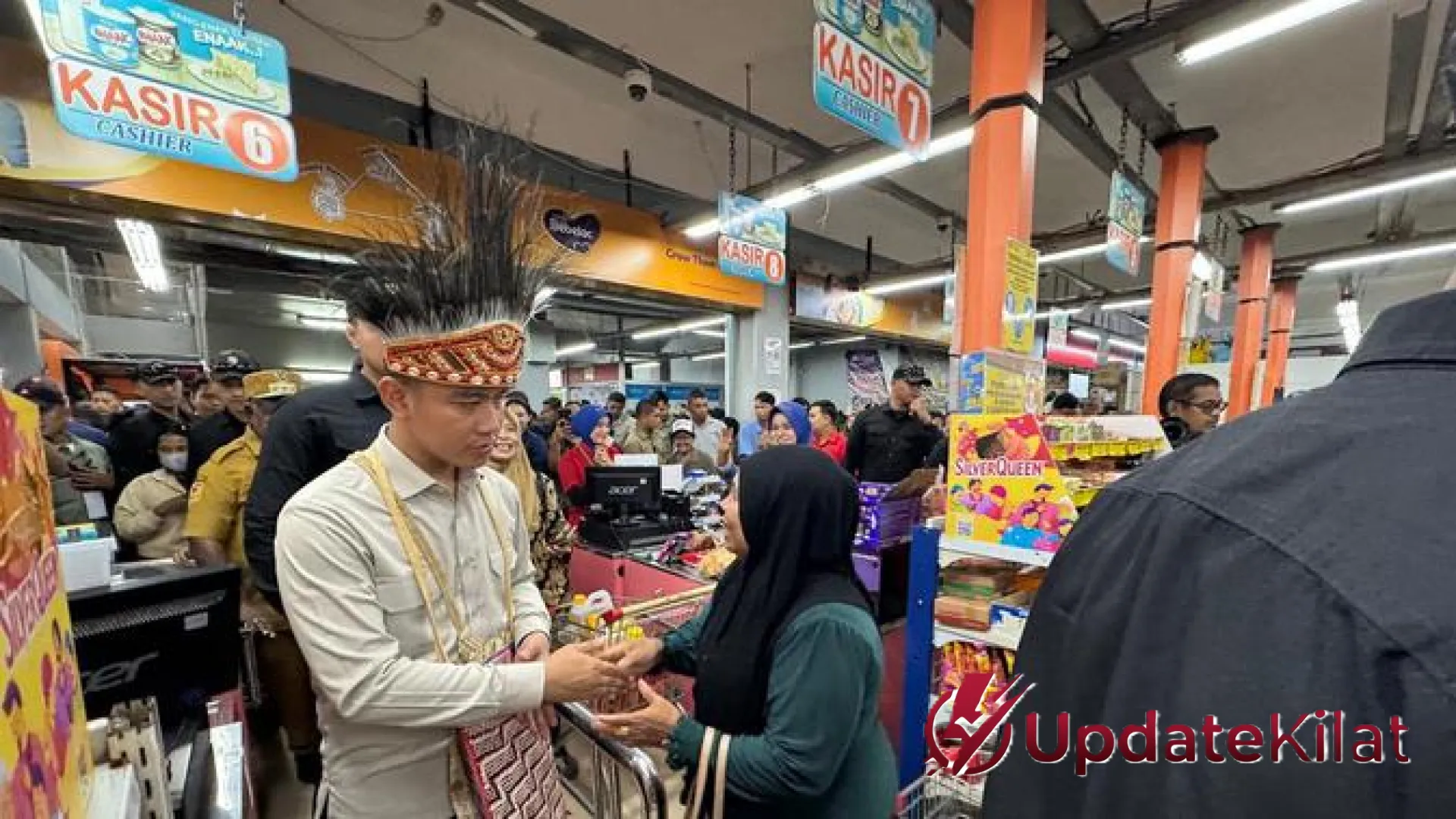 Sentuhan Humanis Gibran di Hari Kartini: Borong Belanjaan untuk Ratusan Mama Papua di Sorong