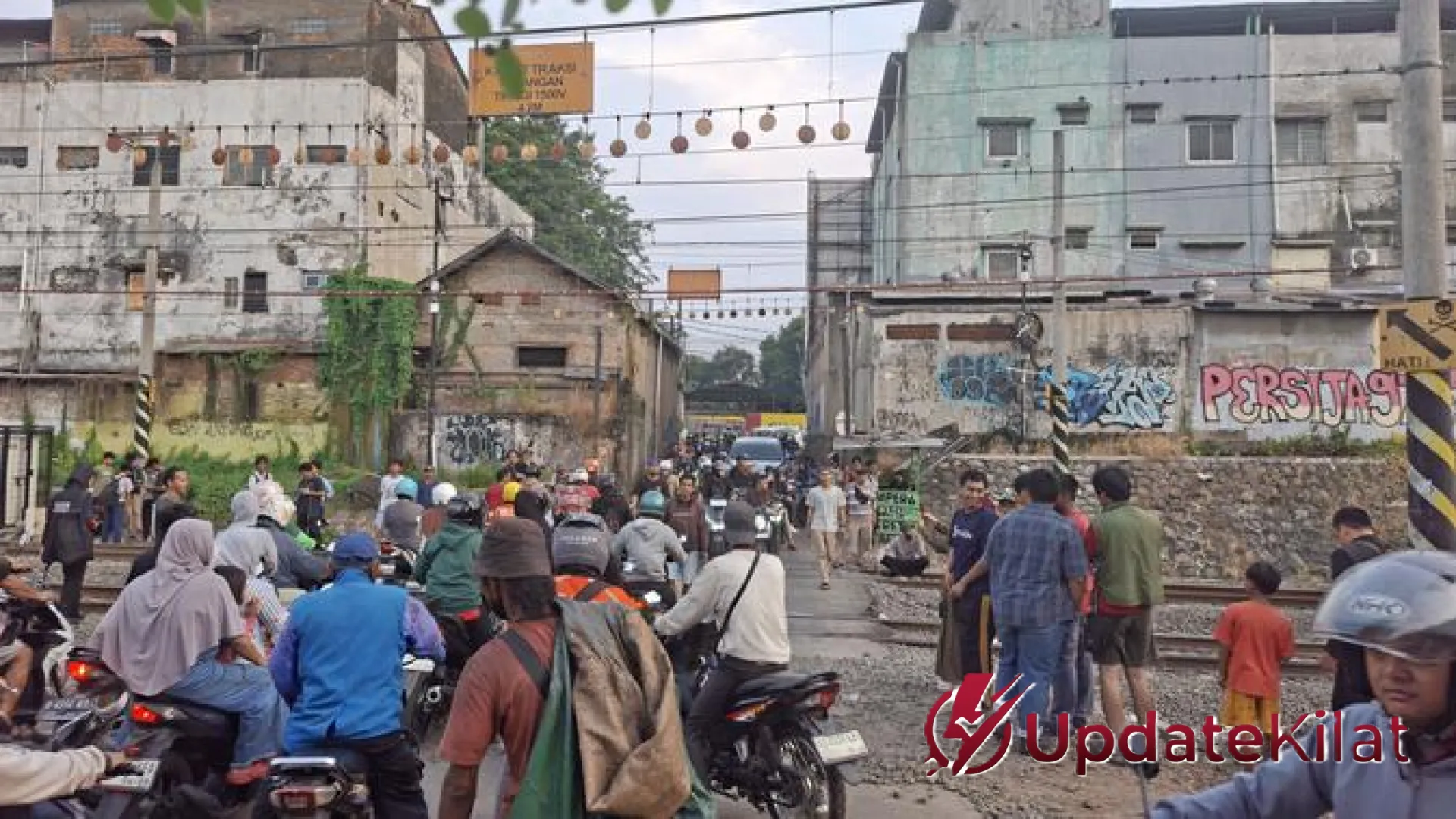 Potret Kelam Perlintasan Tanpa Palang di Bekasi: Saksi Bisu Tragedi yang Mengintai Saban Hari