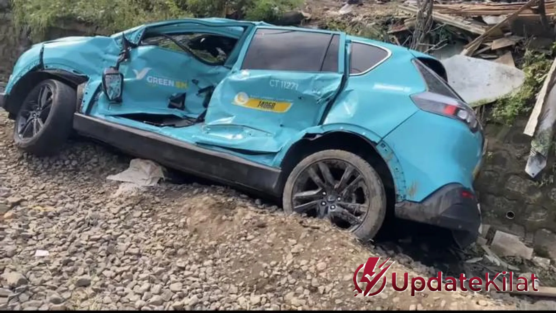 Misteri Medan Magnet di Rel Bekasi: Mengapa Taksi Listrik Green SM Tiba-tiba Mogok di Jalur Kereta?