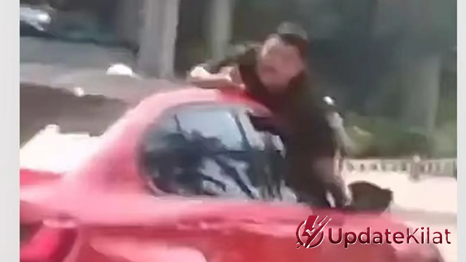 Drama Jalanan Grogol: Misteri Pria ‘Nemplok’ di Kap Mobil Merah dan Jejak Konflik Keluarga yang Viral