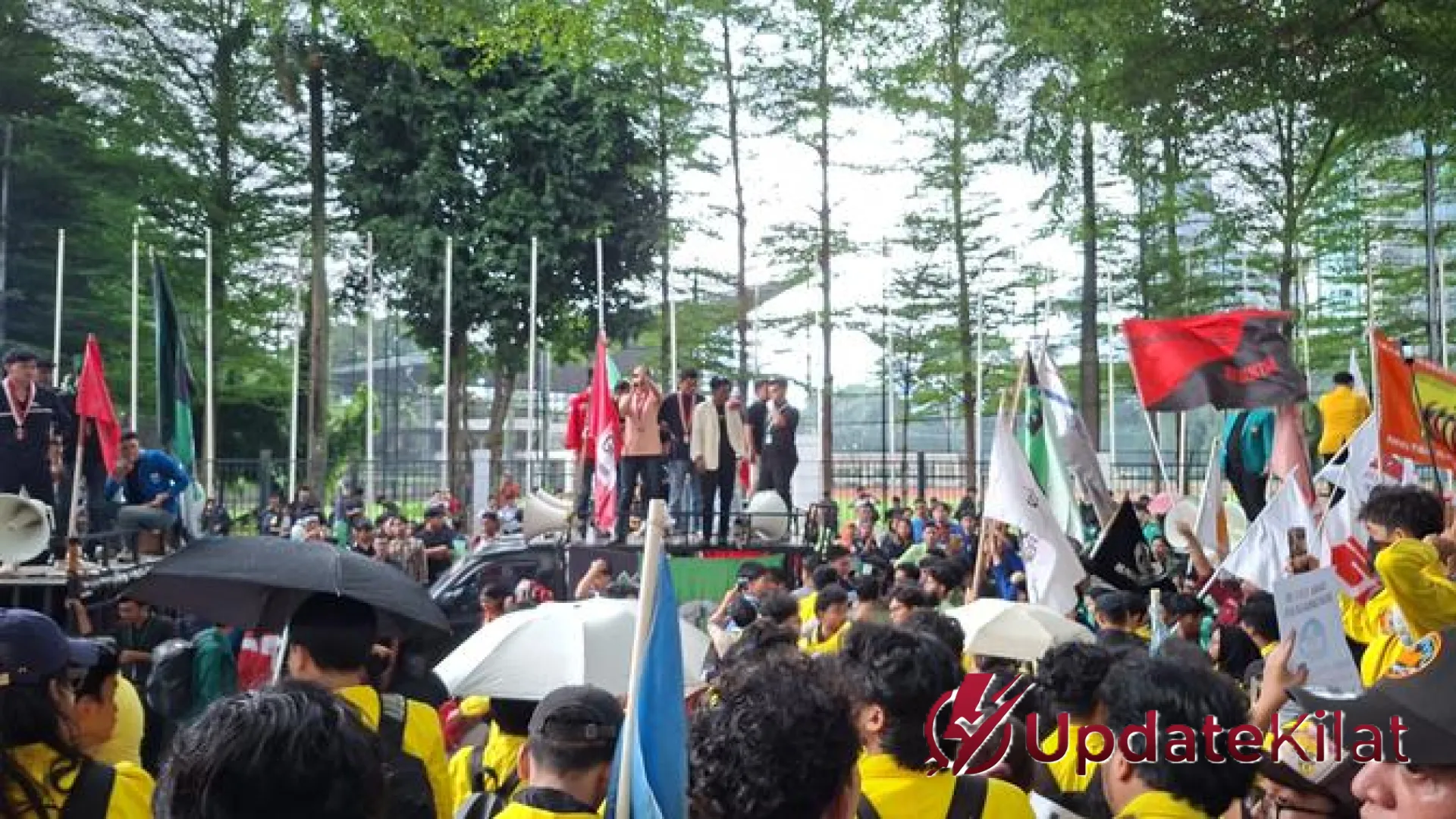 Hardiknas 2026: Ribuan Mahasiswa Kepung Kemdiktisaintek, Tolak Komersialisasi dan Ketimpangan Anggaran Pendidikan