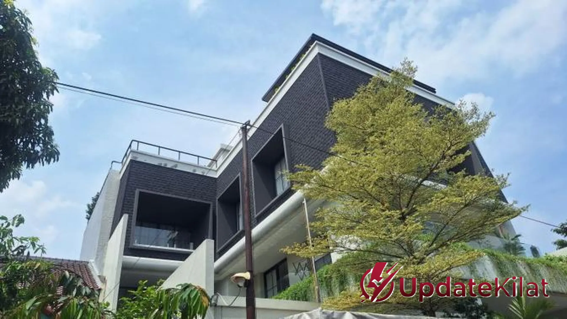 Tragedi Kebakaran Rumah Anggota BPK Haerul Saleh: Investigasi Mendalam di Balik Puing Lantai Empat
