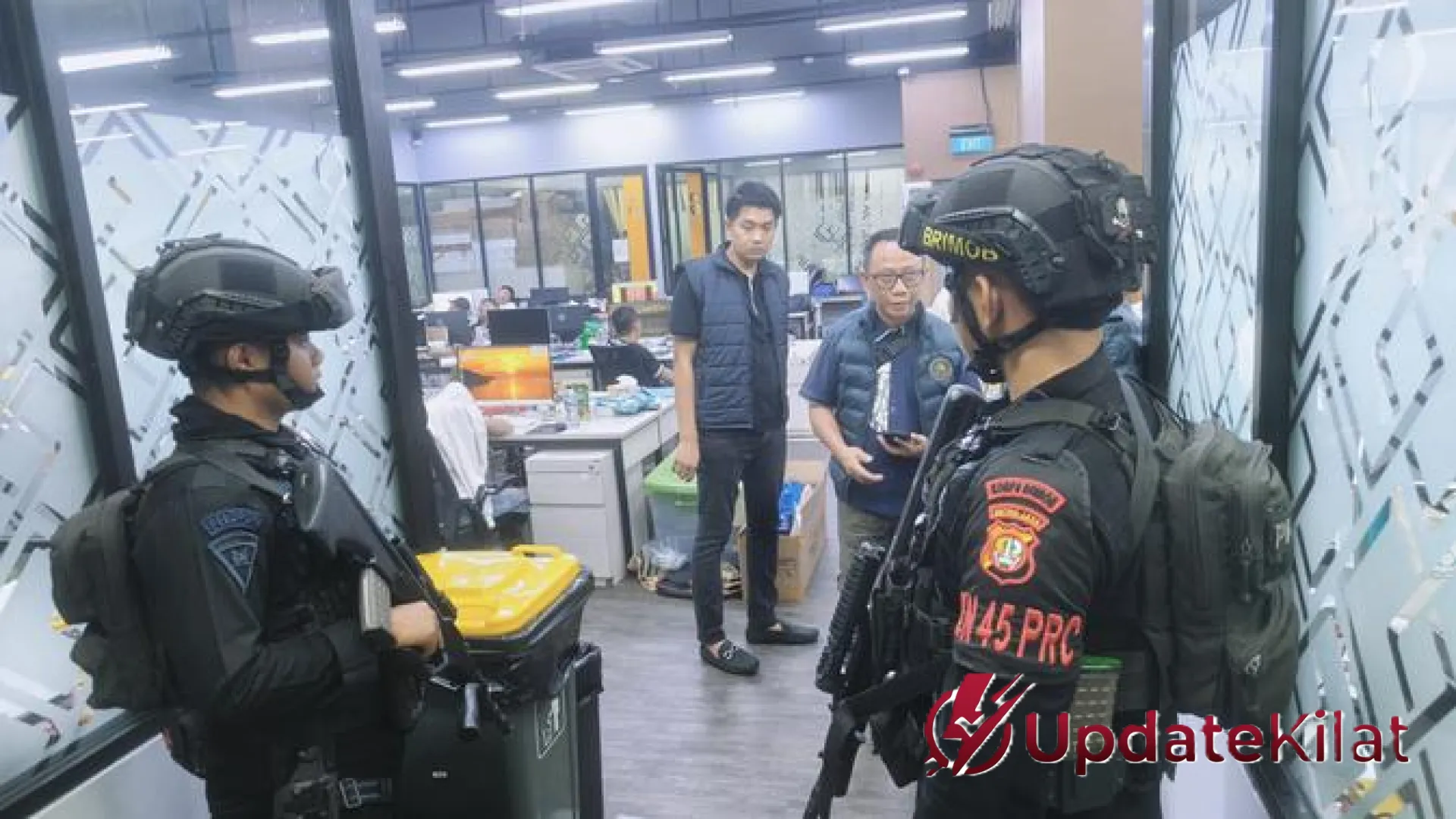 Penggerebekan Markas Judi Online Hayam Wuruk: Brimob Turun Tangan Bongkar Jaringan Internasional