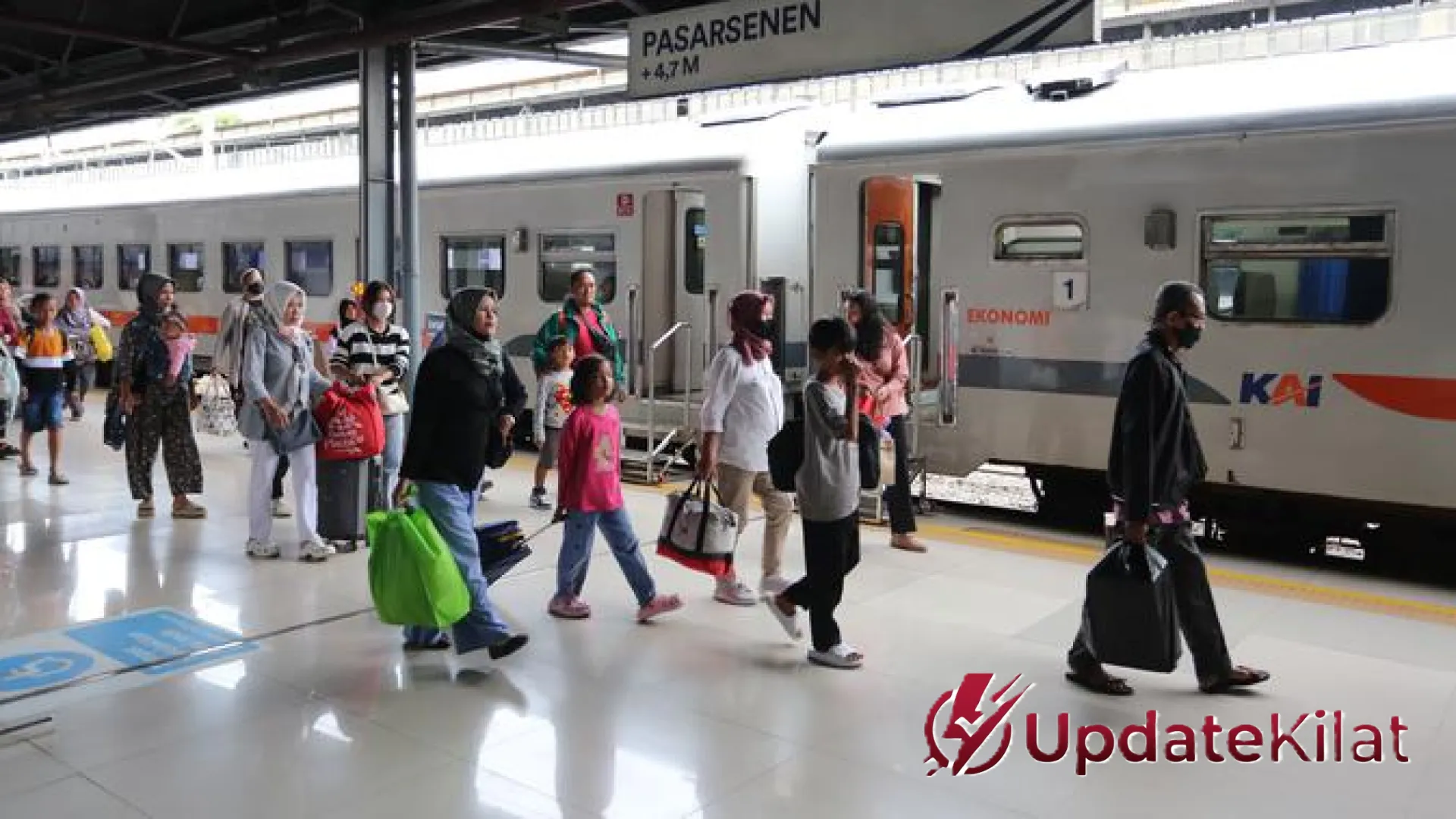 Gangguan Operasional Ganda di Stasiun Pasar Senen: KA Jaka Tingkir dan KA Serayu Terkendala, KAI Minta Maaf