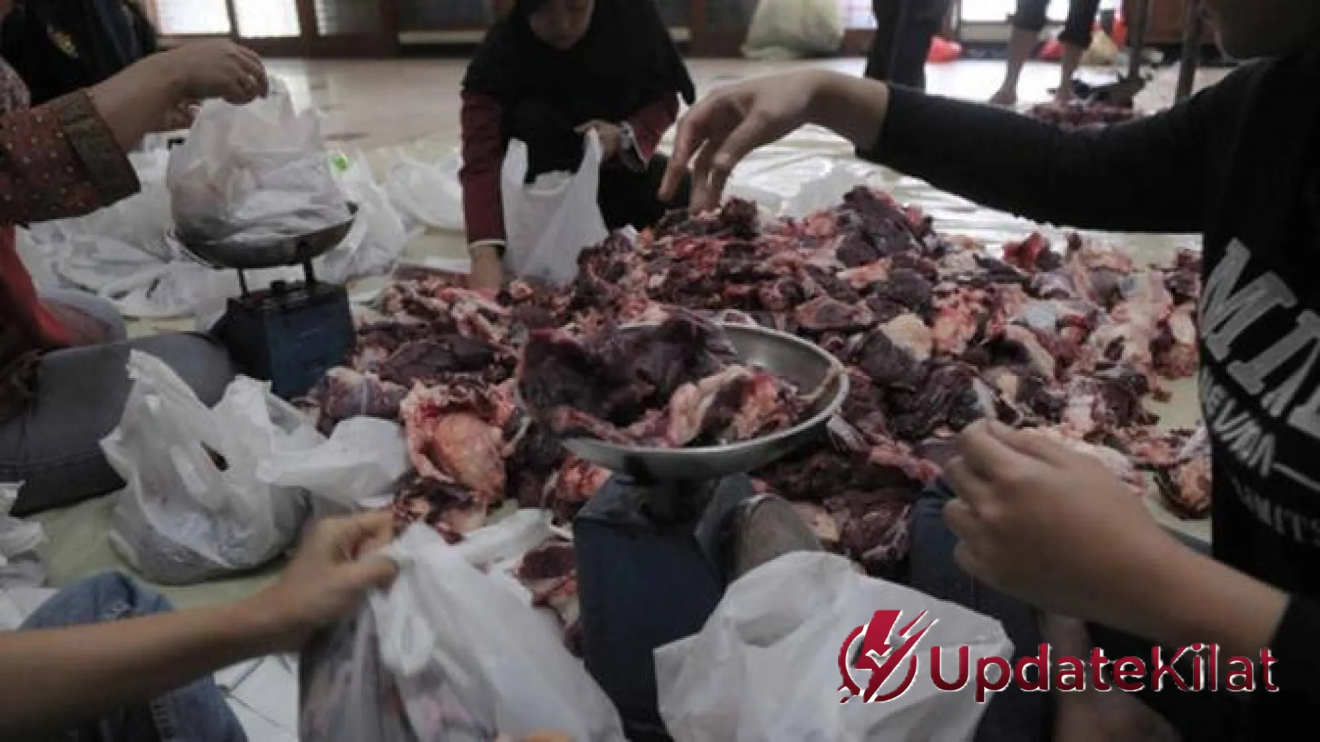 7 Hikmah Luar Biasa Berbagi Daging Kurban: Transformasi Kesalehan Individu Menjadi Kesejahteraan Sosial