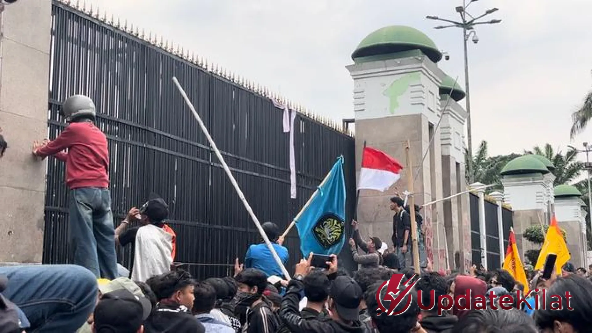 Jakarta Siaga! Dua Titik Demo Besar Hari Ini: Cek Rute Pengalihan Lalu Lintas dan Titik Kepadatan di Senayan serta Menteng