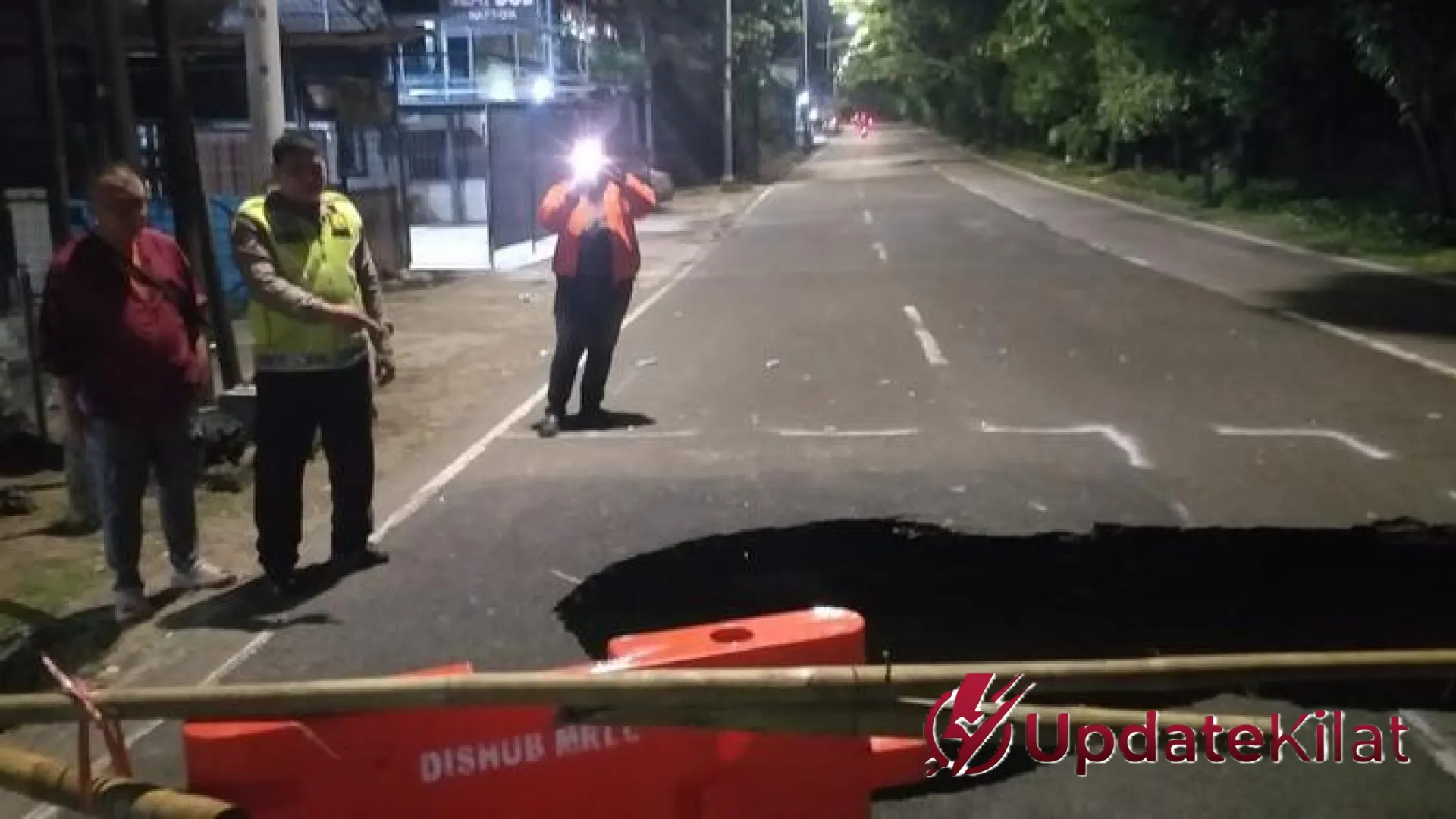 Waspada Bahaya Mengintai: Jalan Raya Lenteng Agung Amblas, Arus Menuju Depok Terhambat