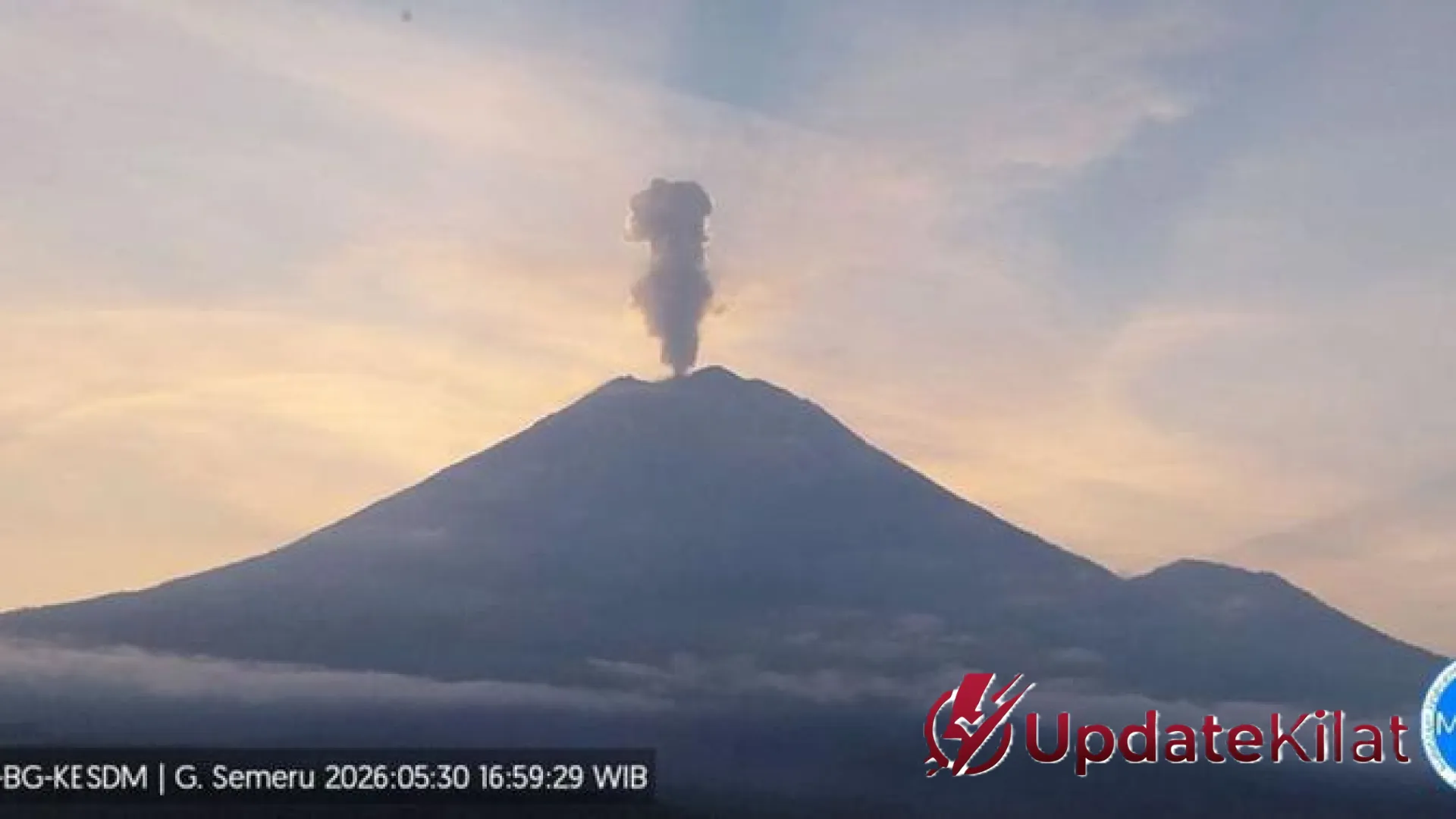 Gunung Semeru Kembali Berulah: Kolom Abu Membubung 1 Kilometer, Status Siaga III dan Peringatan Bahaya bagi Warga