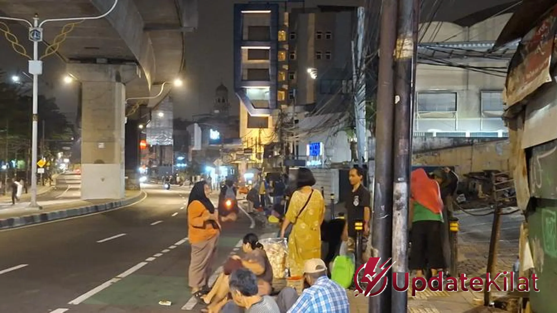 Misteri Pak Haji Jakarta: Sang Penolong Tengah Malam yang Membelah Sepi di Bawah Tiang MRT