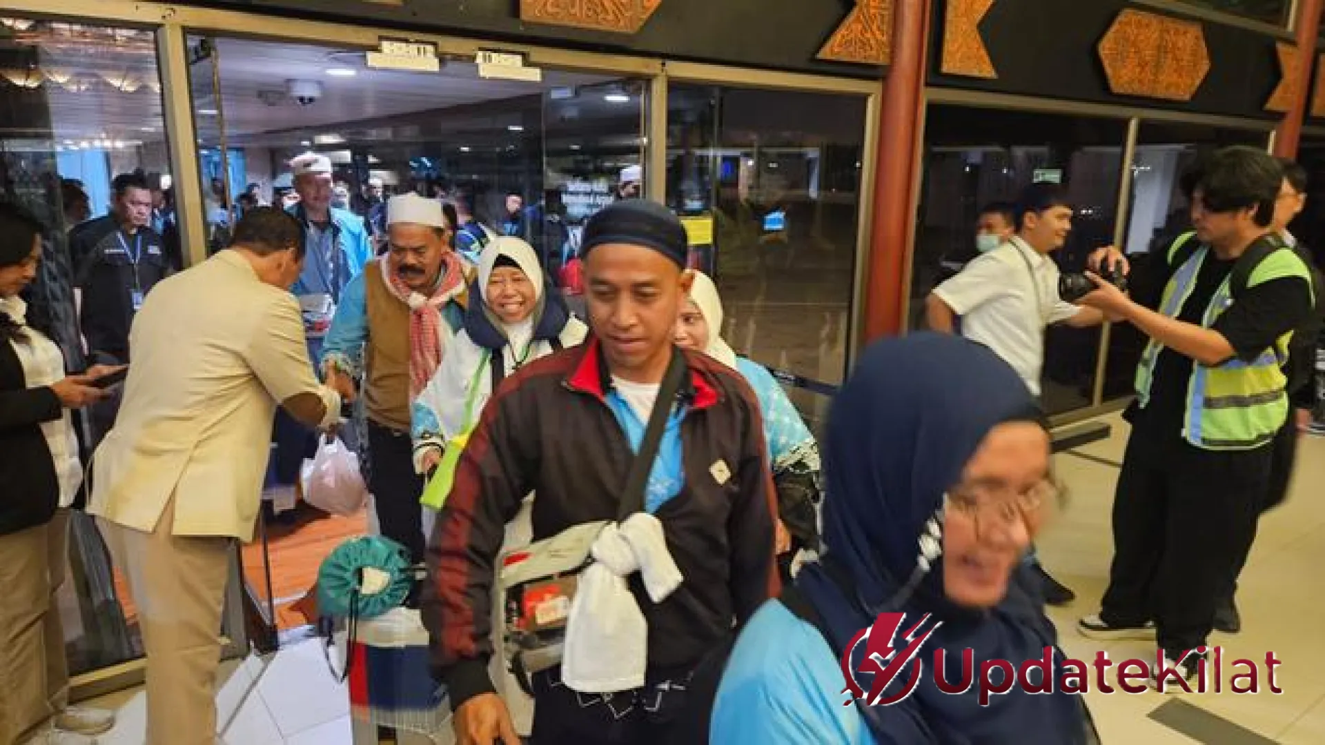 Kepulangan Penuh Haru: Kloter Pertama Jamaah Haji Tiba di Tanah Air Melalui Bandara Soekarno-Hatta
