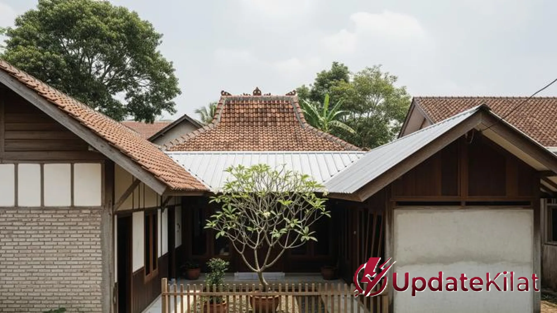 Nostalgia Hunian Asri: 9 Inspirasi Rumah Desa dengan Halaman Tengah ala Jawa yang Modern dan Sejuk