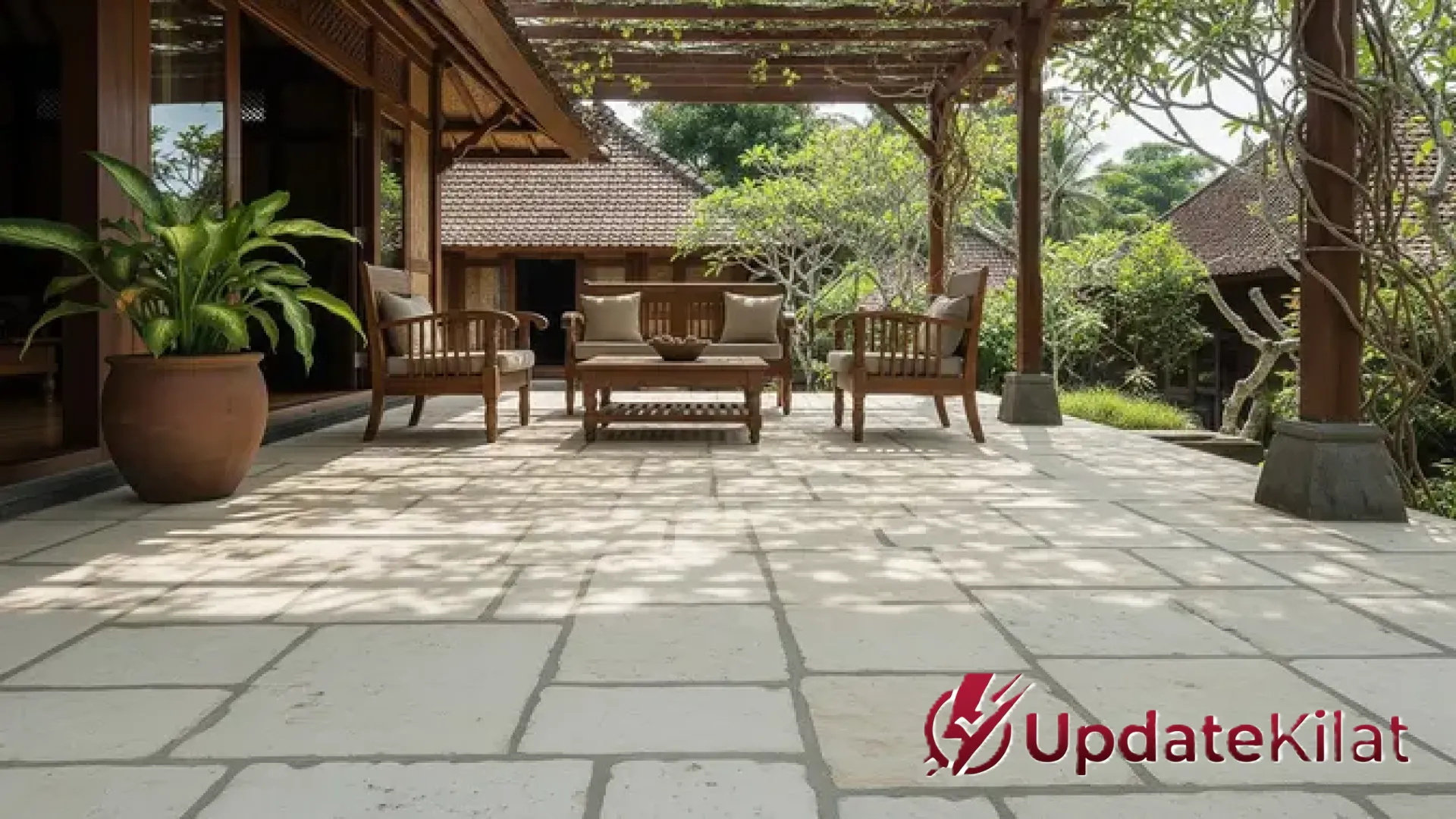 Bebas Licin dan Hijau! Inilah 5 Pilihan Batu Alam Anti Lumut untuk Teras Rumah yang Elegan