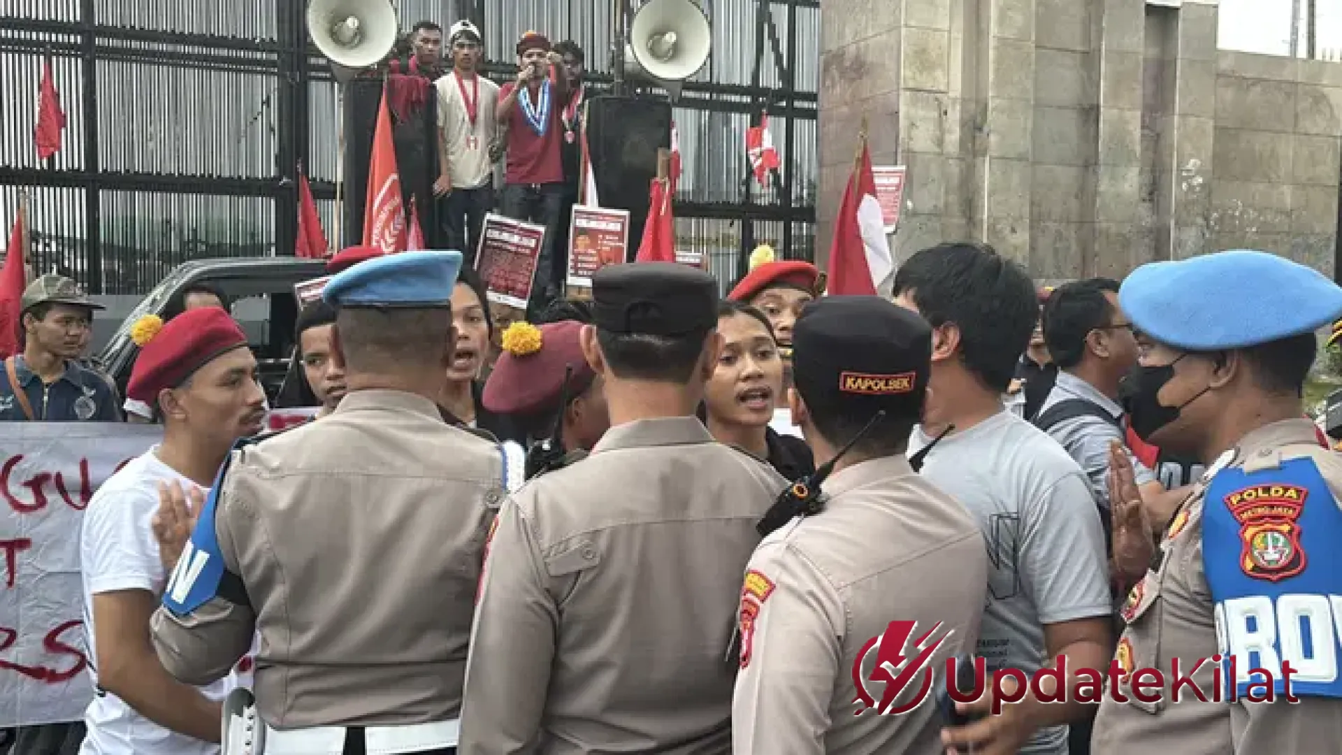 Gejolak di Senayan: Demo Cipayung Menggugat Memanas, Massa Desak Prabowo-Gibran Mundur di Tengah Guyuran Hujan