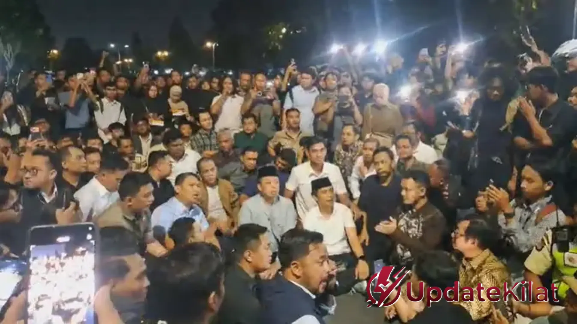 Kericuhan Diskusi UGM: Aksi Duduk di Aspal Wamen Sudaryono dan Simbol Dialektika yang Memanas