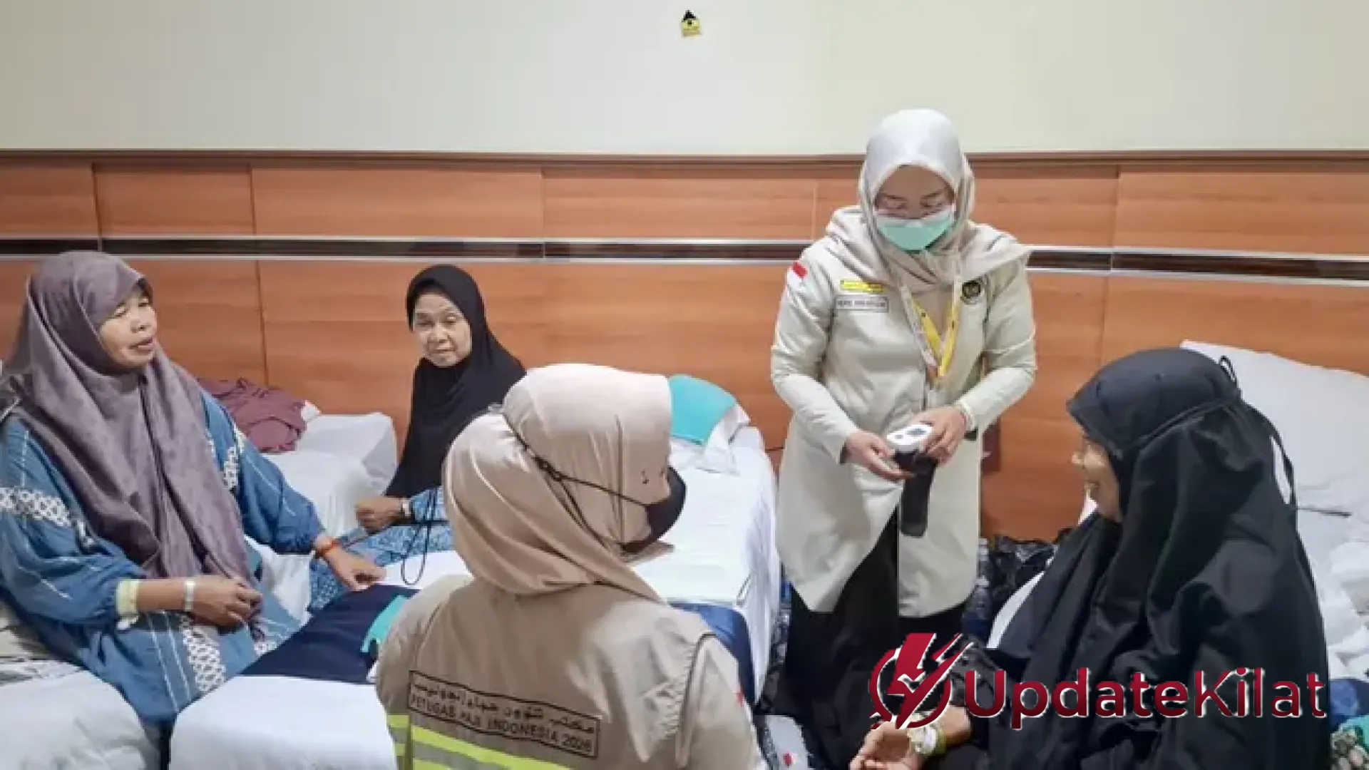 Dedikasi Tanpa Tepi: Kisah Haru Petugas Haji yang Menjelma Menjadi ‘Anak’ bagi Para Lansia di Safari Wukuf