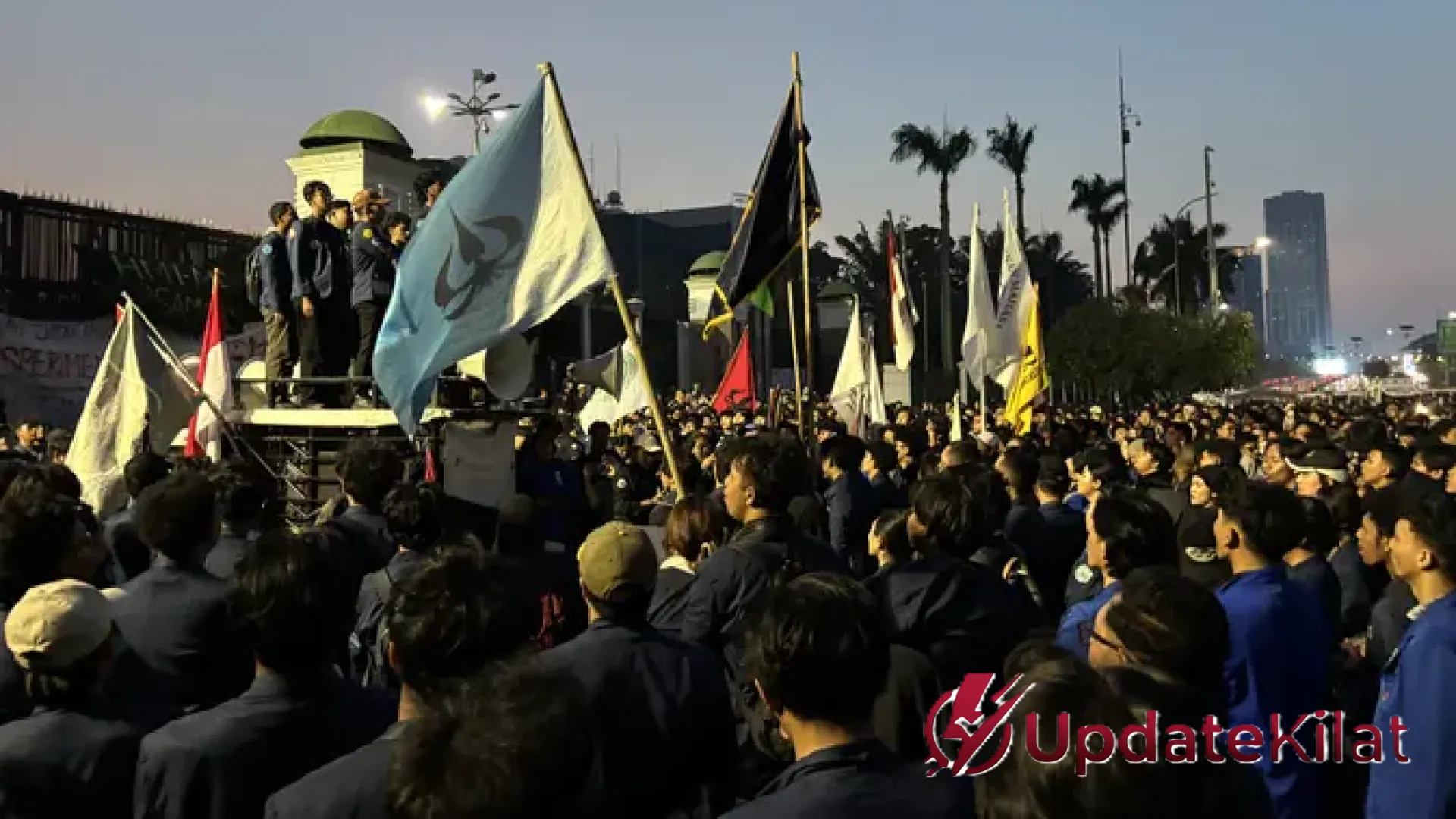 Malam di Senayan: Massa Mahasiswa Bertahan di Depan Gedung DPR Menanti Hasil Audiensi Penting