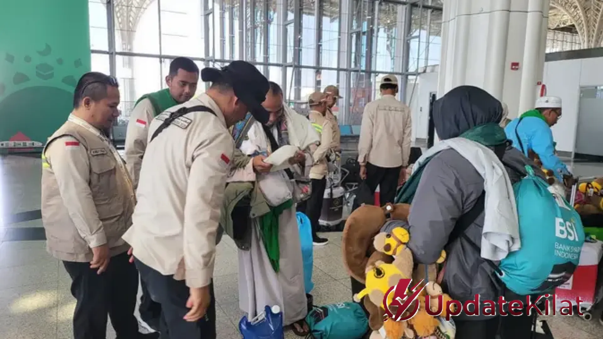 Strategi Unik Jemaah Haji Indonesia: Pakai Baju 10 Lapis Demi Oleh-Oleh dan Aturan Bagasi