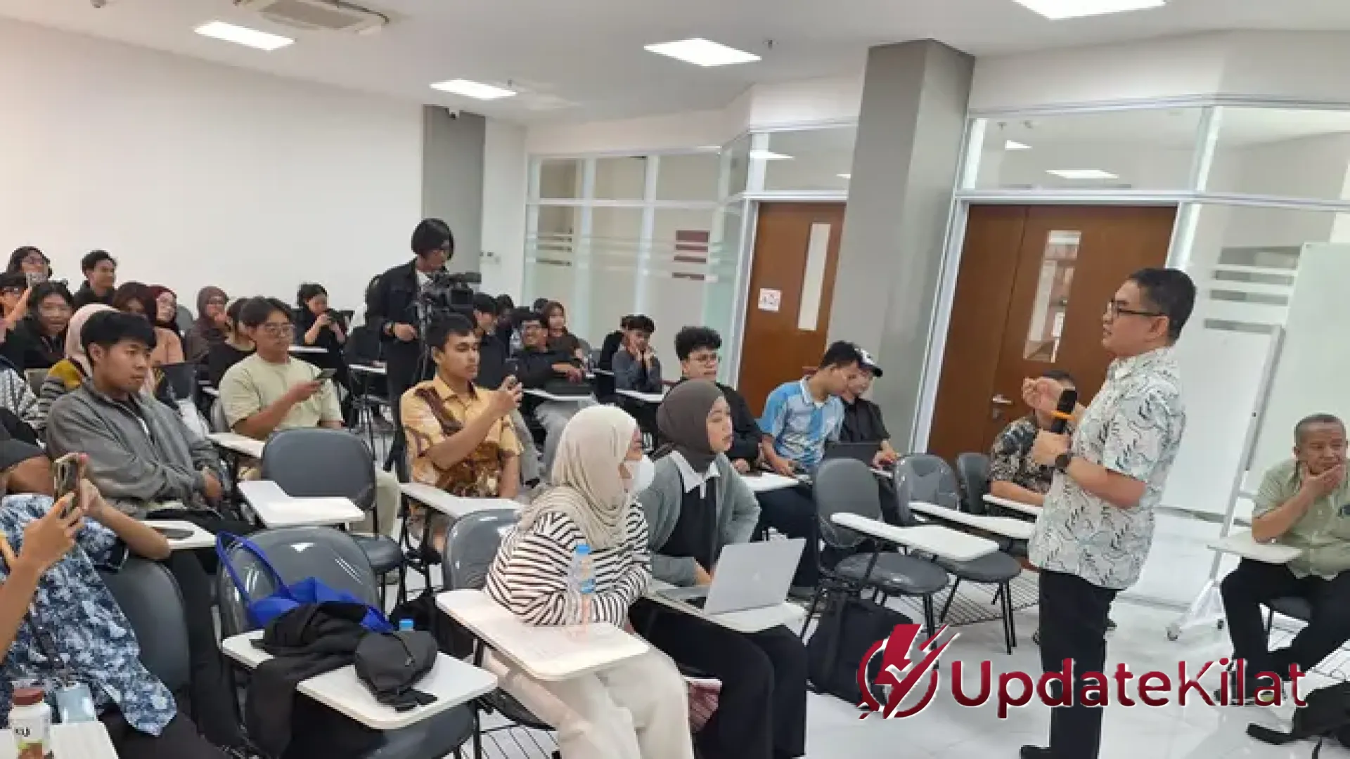 Transformasi Paradigma: Mengapa Mahasiswa Harus Berhenti Sekadar Menjadi Pengguna dan Mulai Menjadi Pelaku Industri Digital