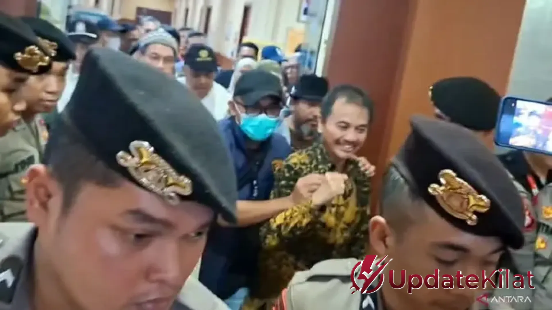Drama Pelimpahan Tahap II: Roy Suryo dan Dokter Tifa Tinggalkan RS Polri dengan Kawalan Ketat