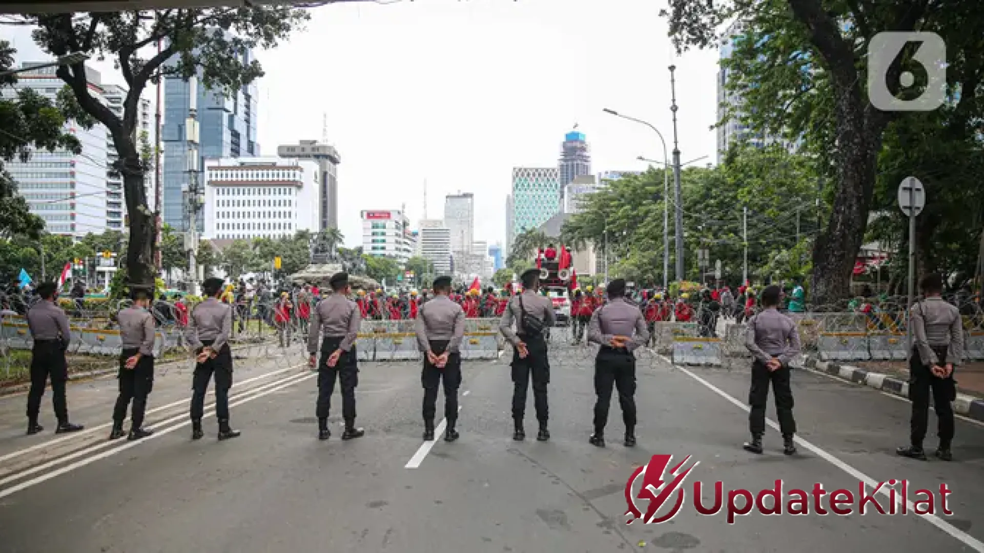Lautan Massa Putih Padati Patung Kuda: Aliansi Masyarakat Jakarta Suarakan Dukungan Penuh untuk Program Makan Bergizi Gratis