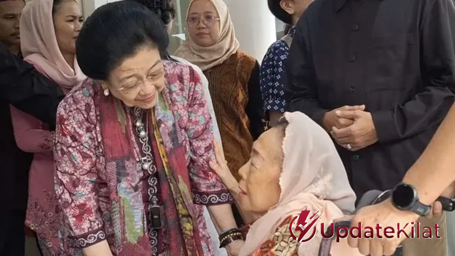 Momen Hangat di Menteng: Kala Megawati Jeda Pidato demi Sambut Sinta Nuriyah Wahid dalam Silaturahmi Kebangsaan