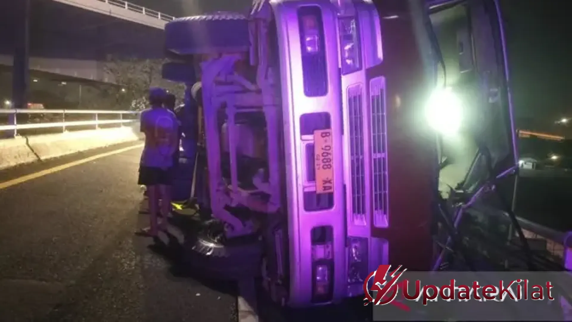 Tragedi Truk Terguling di Flyover Tomang: Besi 30 Ton Menghujam Jalan Arteri, Begini Kronologi Lengkapnya