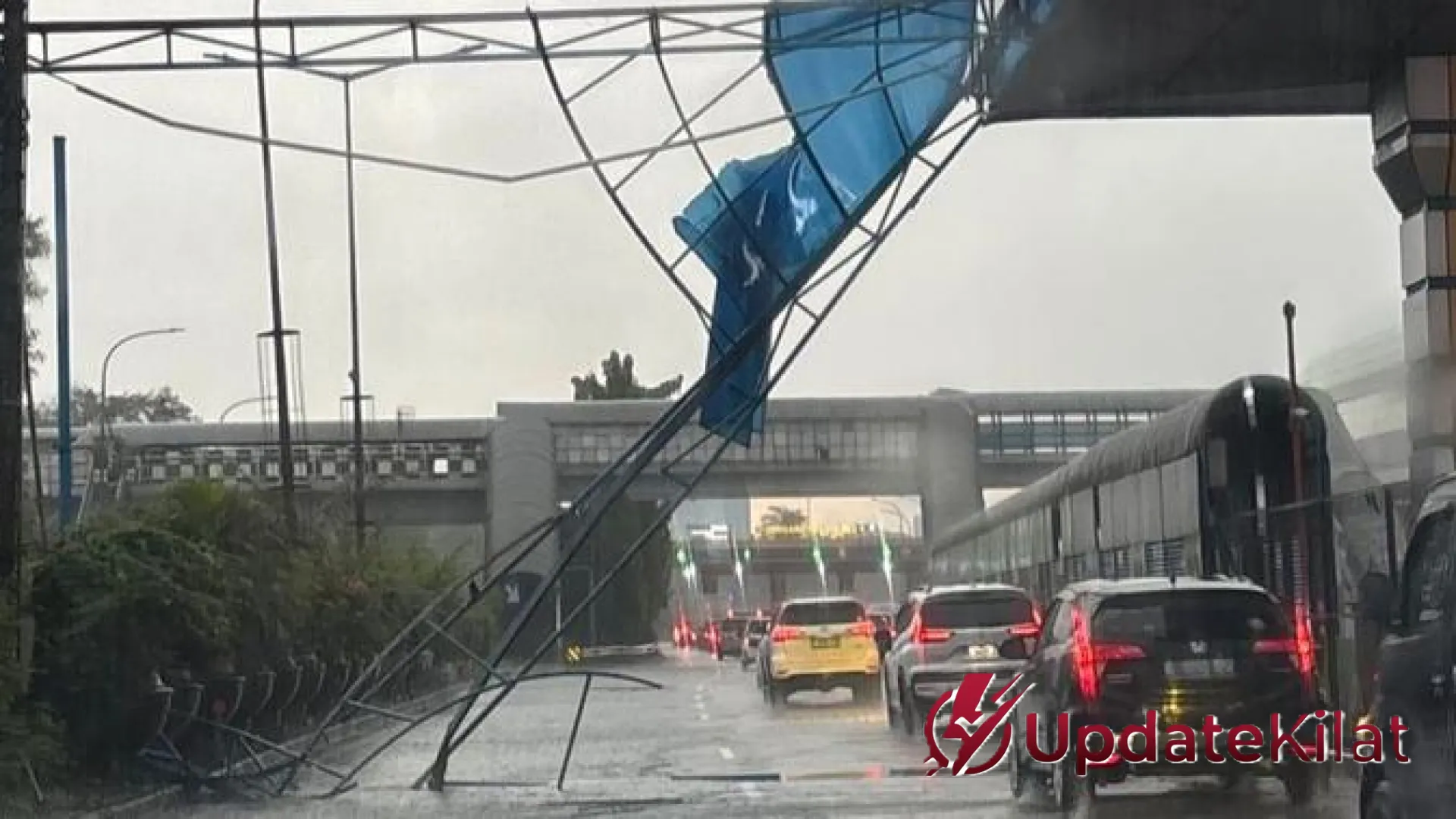 Cuaca Ekstrem Mengamuk: Pohon Tumbang hingga Fasilitas Tol Jakarta Ambruk Diterjang Angin Kencang