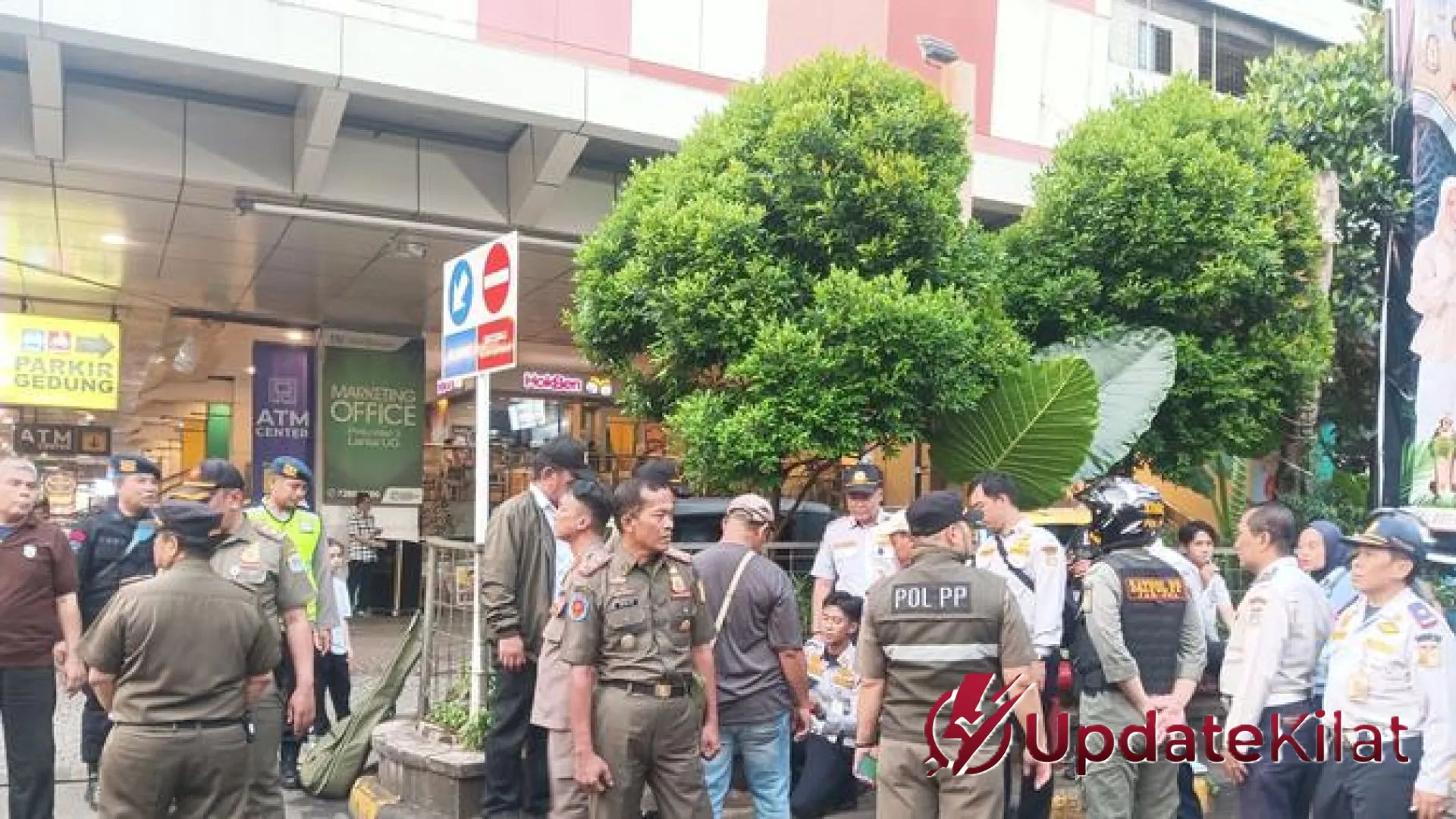 Drama ‘Starling’ di Kuningan: Viral Emak-emak Ngamuk Saat Ditertibkan, Satpol PP Pilih Jalur Humanis