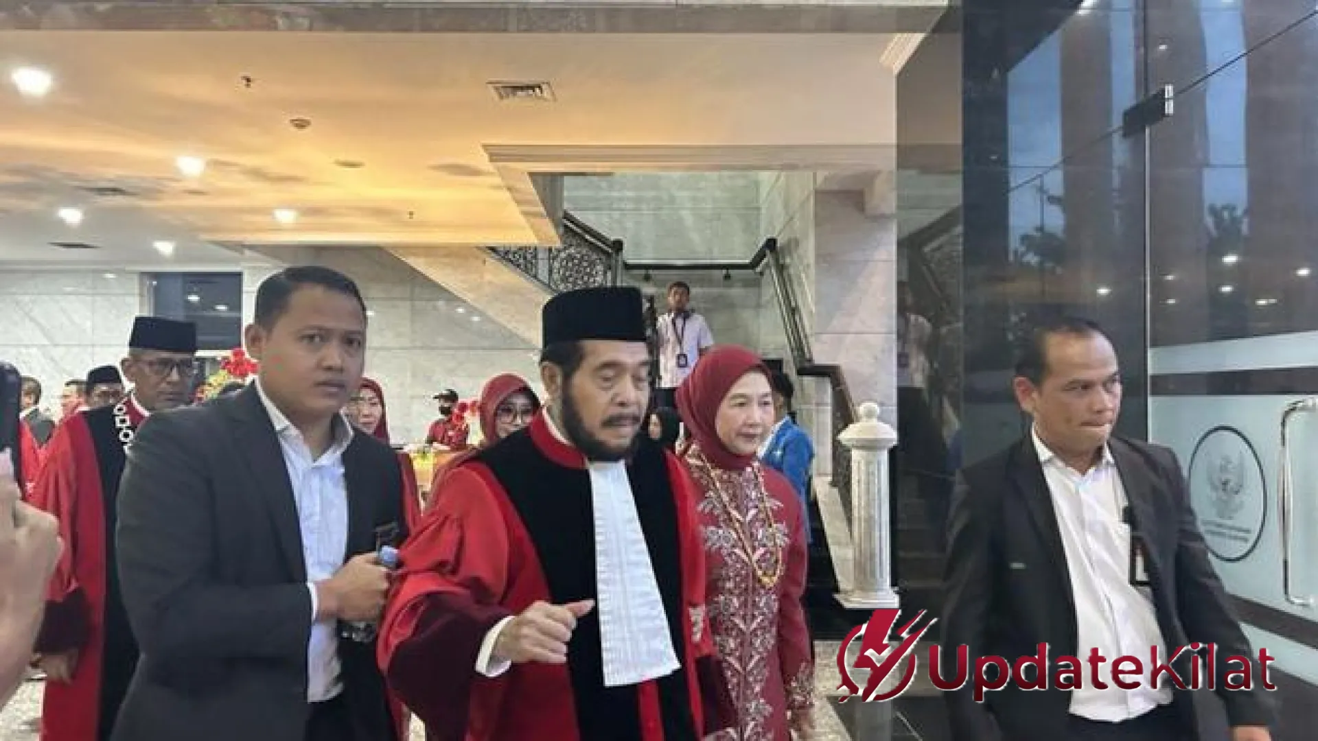 Momen Haru Purnatugas Anwar Usman: Detik-Detik Mantan Hakim MK Tumbang Usai Mengabdi 15 Tahun