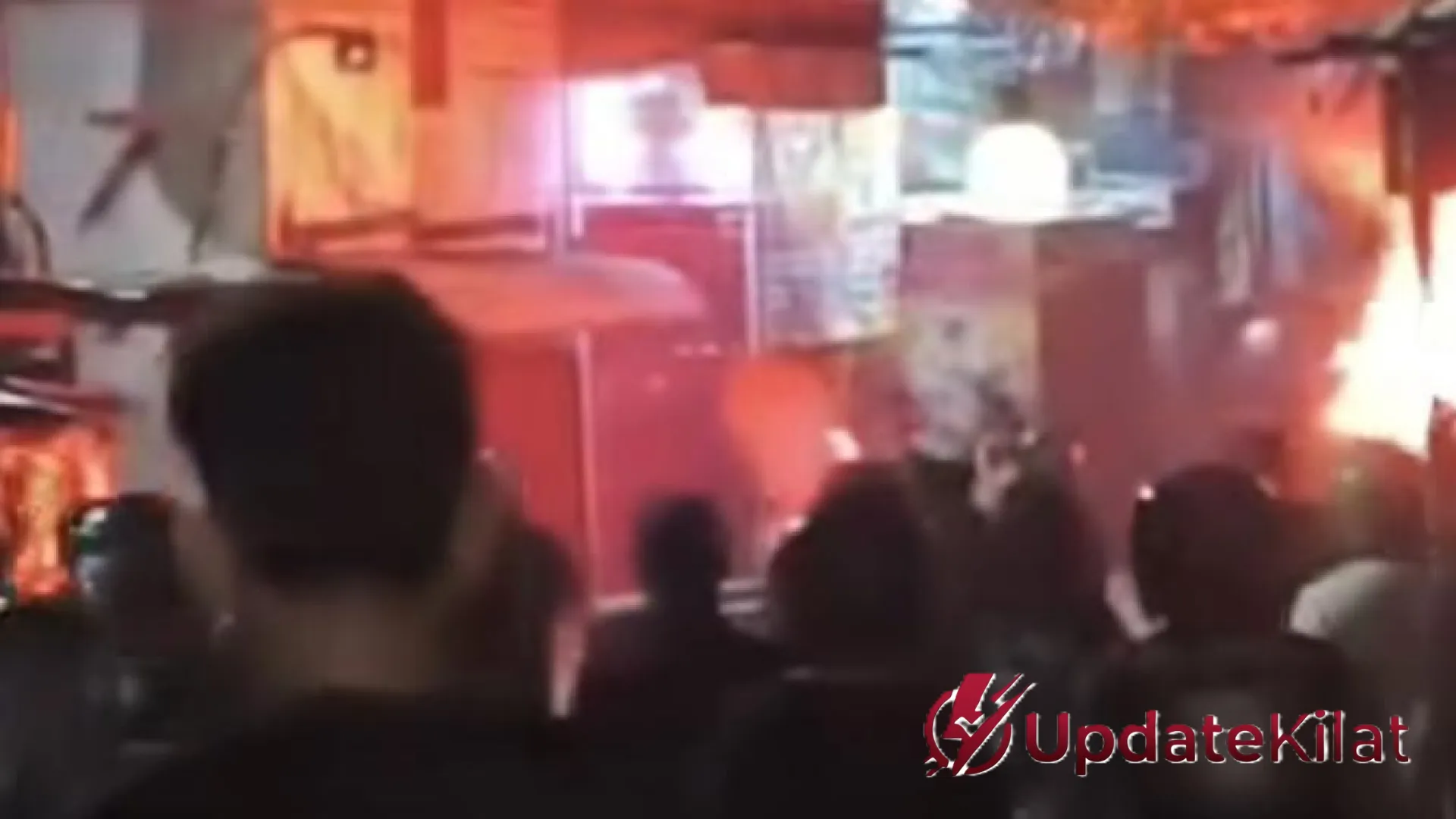 Petamburan Membara: Tawuran Antar-RW Pecah Gara-gara Petasan, Gerobak Pedagang Ludes Terbakar