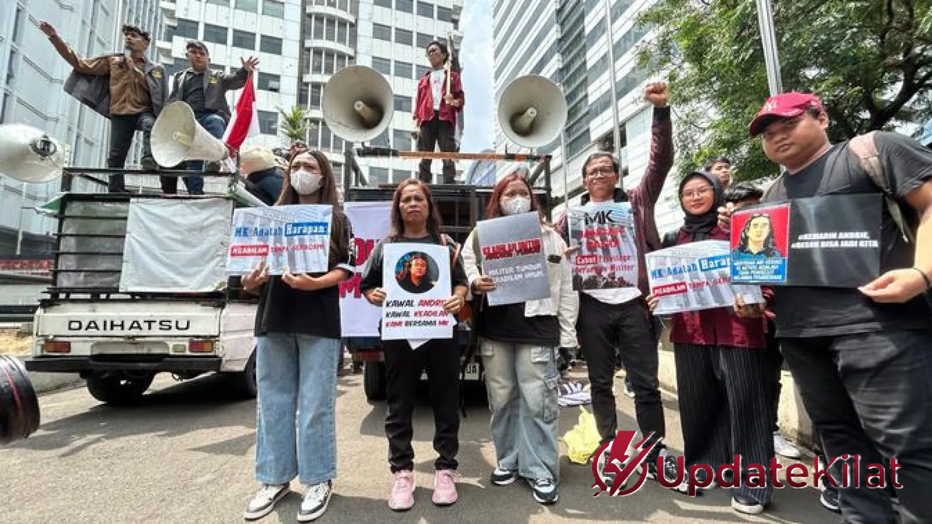 Suara Keadilan dari Depan MK: Keluarga Korban Kekerasan Aparat Desak Penyerang Andrie Yunus Diadili di Peradilan Umum