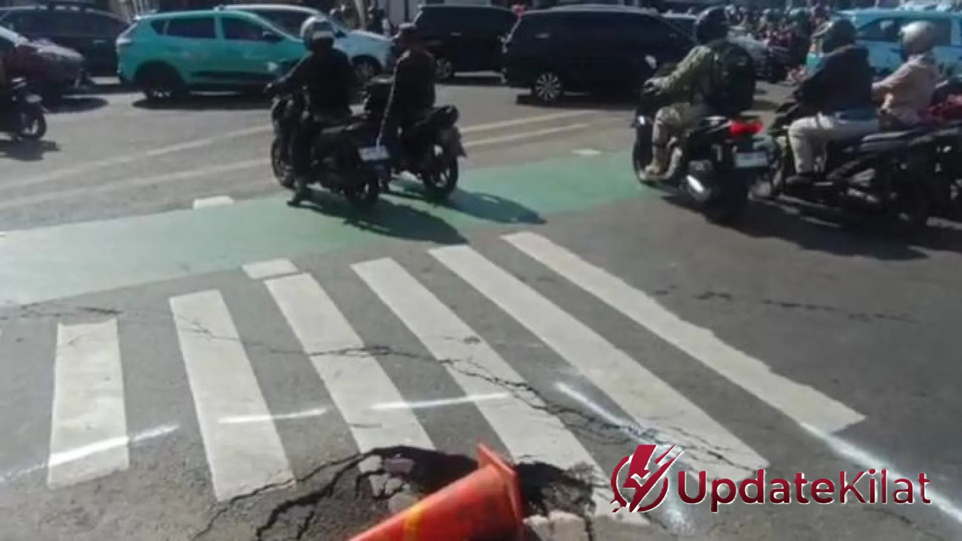 Waspada! Jalan Dewi Sartika Jaktim Amblas, Lubang Maut di Tikungan Mengintai Pengendara